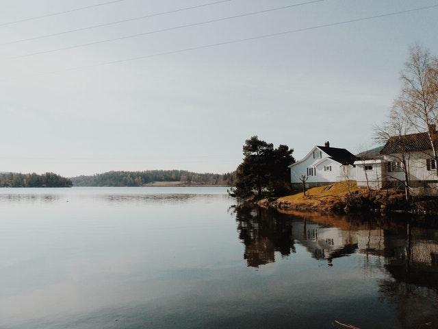 Maison située dans une zone inondable à proximité d'un lac