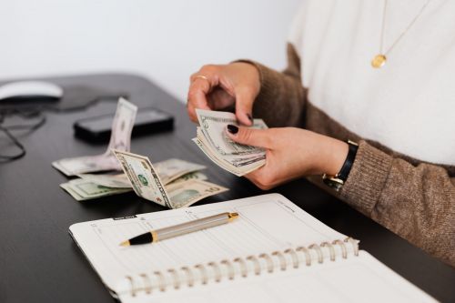 Femme calculant l'argent pour sa mise de fonds minimale