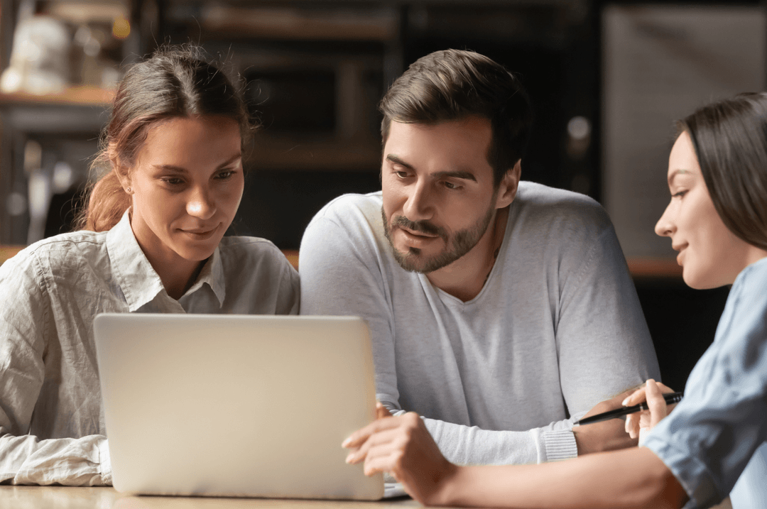 Couple regarde un ordinateur