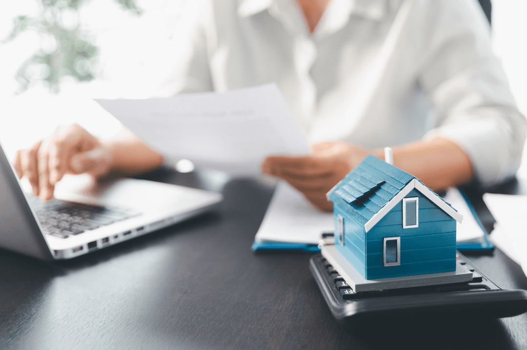 Femme avec un ordinateur