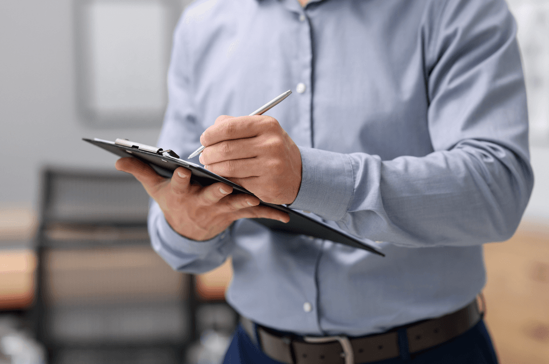 Homme qui prend des notes