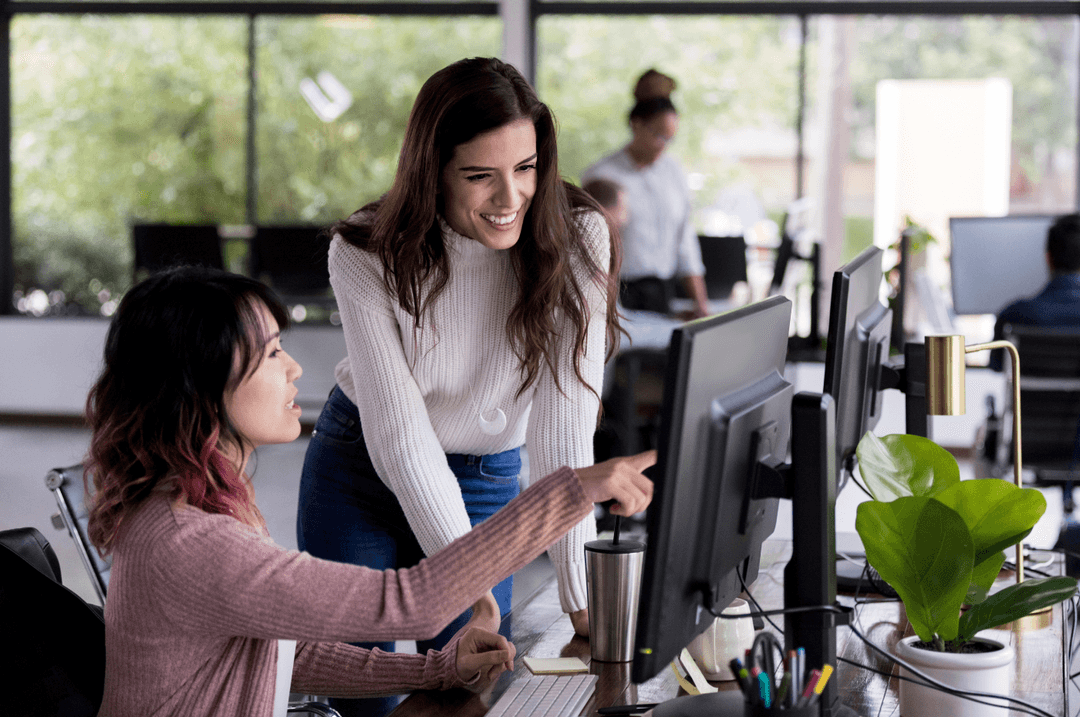 Deux femmes avec un ordinateur