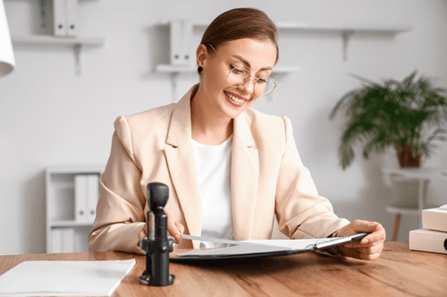 Notaire souriante regardant un document