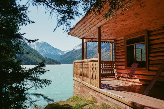 Chalet en bois sur le bord d'un lac