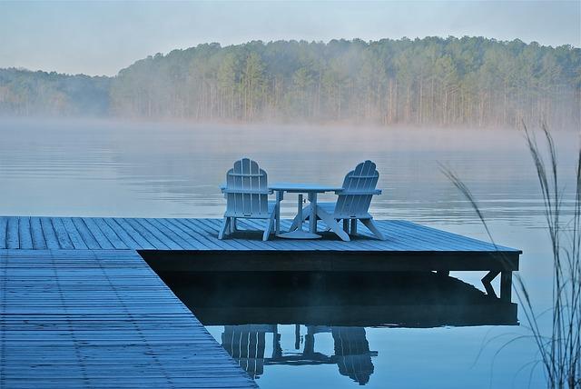 chaise sur le bord de l'eau