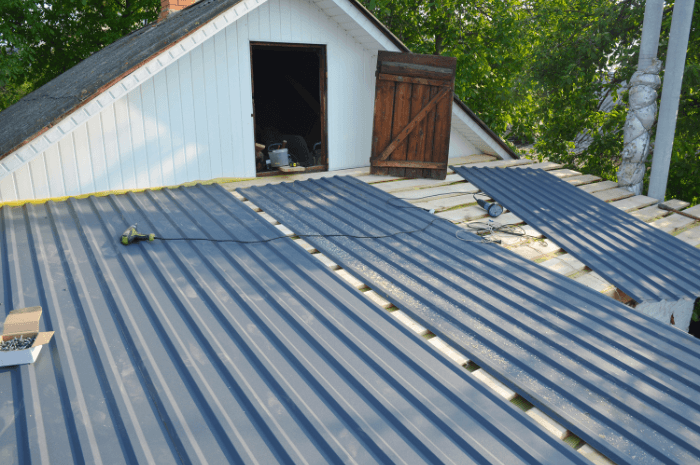Rénovation d'un toit en métal