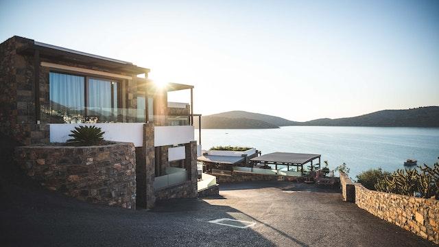 Maison avec une entrée d’asphalte 