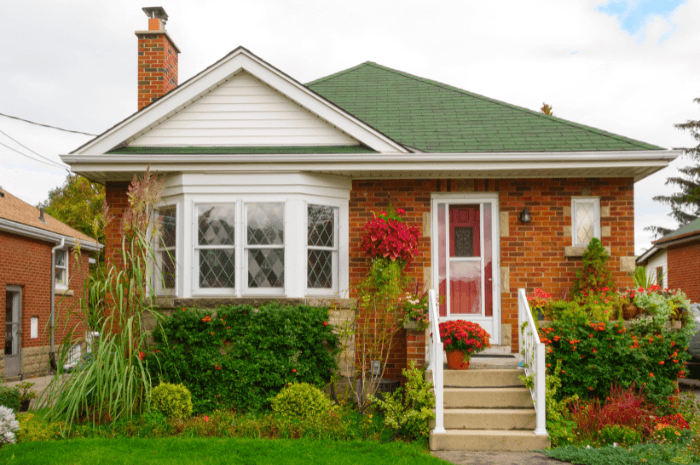 petite maison en brique rouges et au toit vert