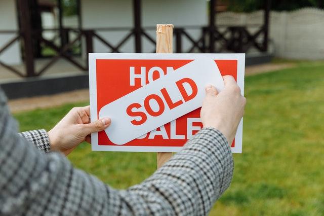 affiche d'une maison vendue_Ralentissement du marché immobilier : vers un retour au niveau prépandémique_XpertSource