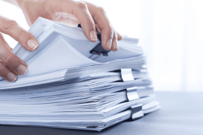 Pile de documents à consulter