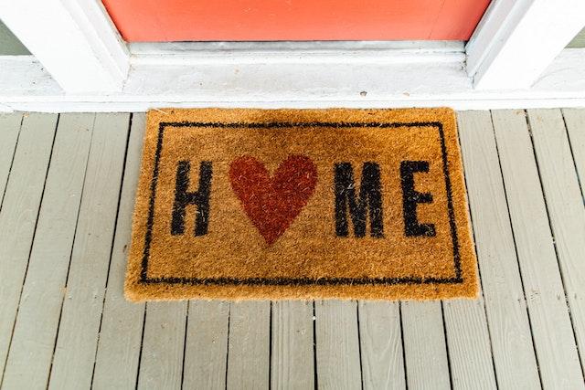 Tapis d’entrée de maison « home » avec un cœur