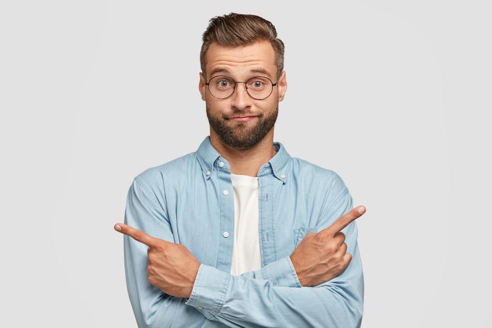 Homme hésitant entre deux choix