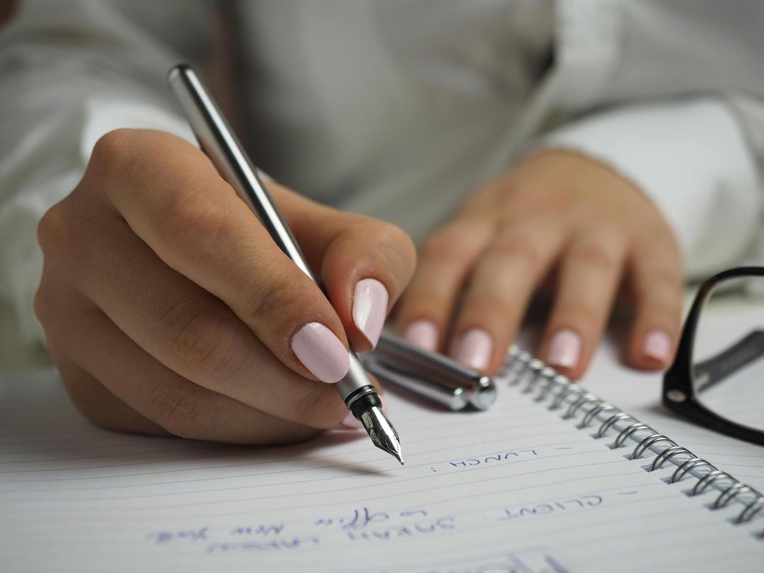 Femme écrivant dans un cahier