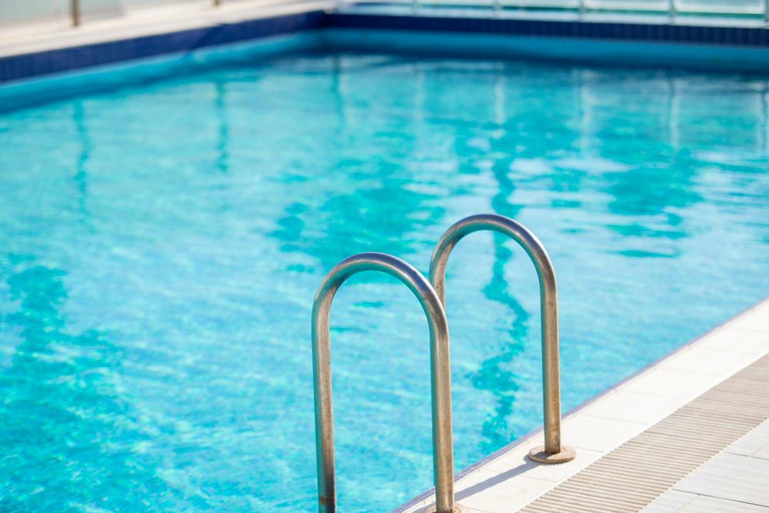 L'eau claire d'une piscine avec une échelle