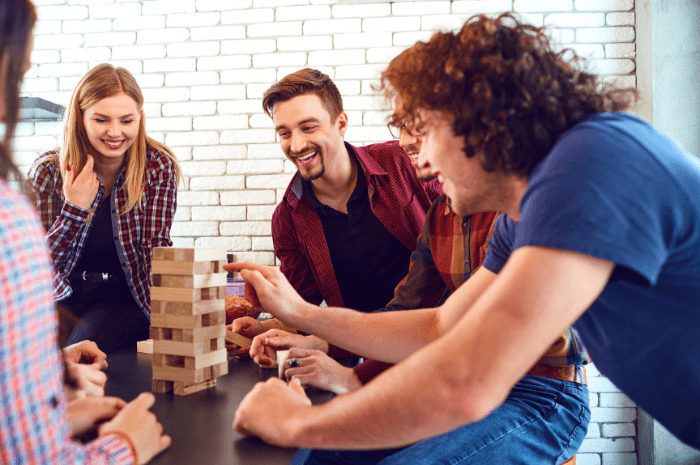 Groupe d'amis jouant à un jeu de société