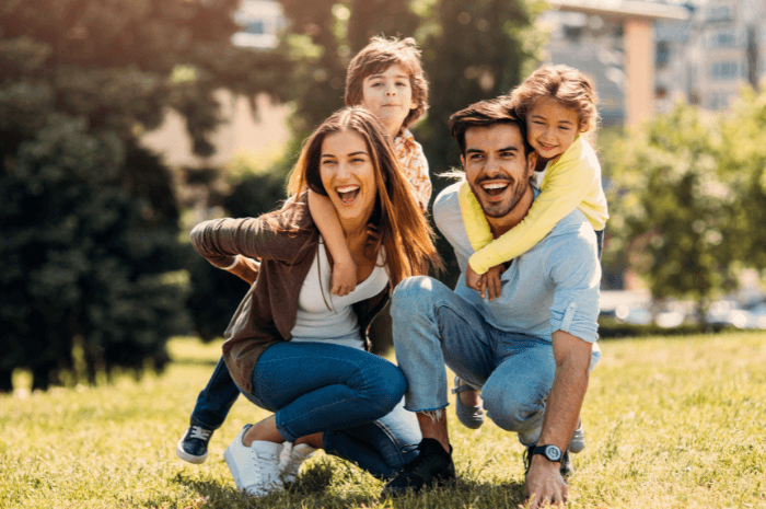 Famille heureuse dans un parc de banlieue