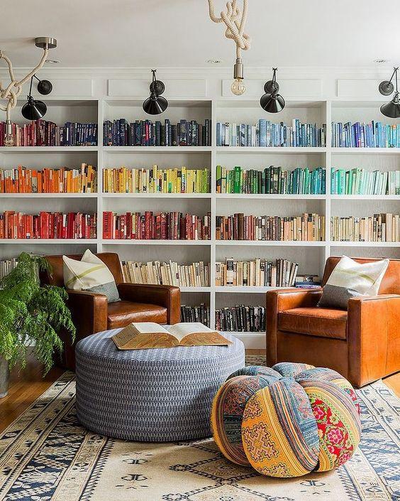 Salon avec un grande bibliothèque multicolore