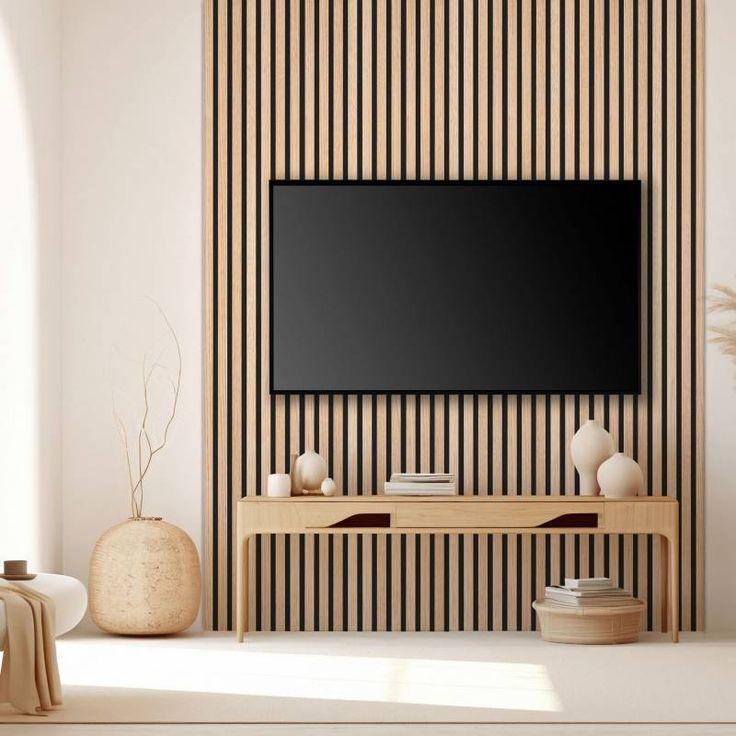 Tasseaux de bois sur un mur derrière une télévision