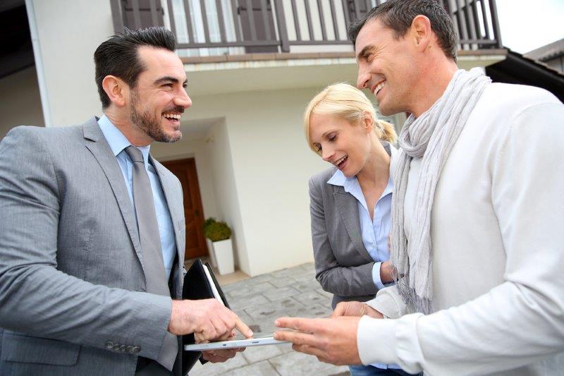 Courtier immobilier et clients_real estate agent and clients