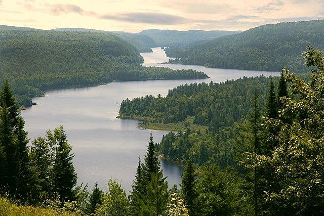 Lac et rivière en Mauricie