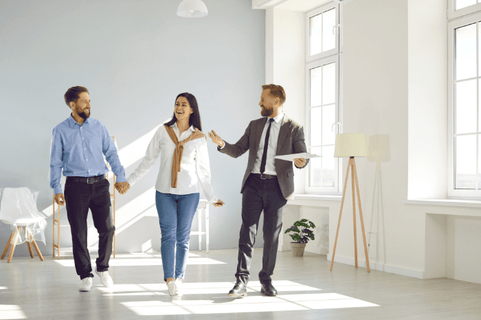 Acheteurs potentiel visitant une propriété avec un courtier