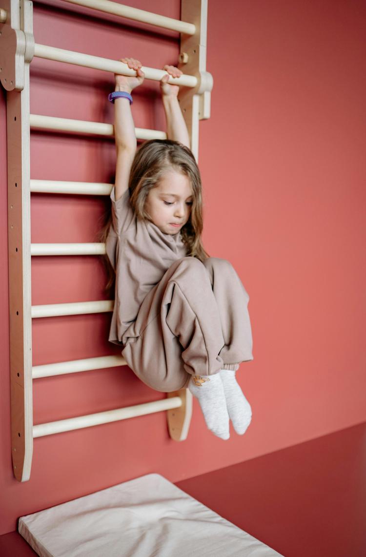 Une fillette fait de la gymnastique