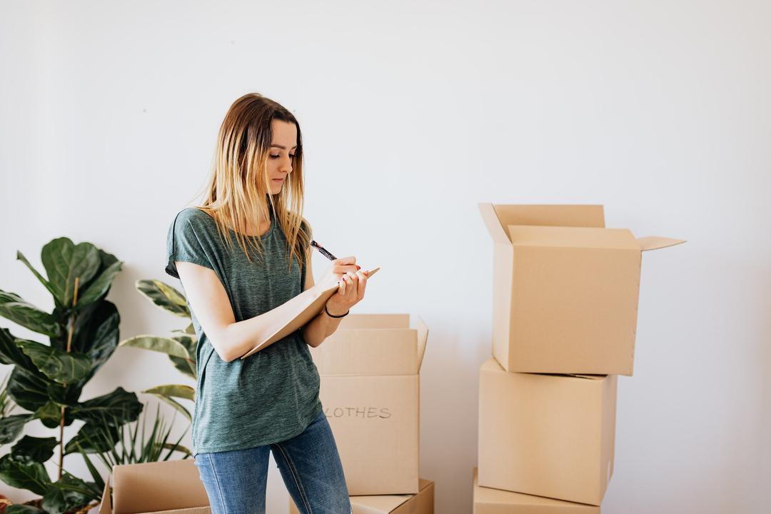 Femme planifiant son déménagement dans une propriété exempte de garantie