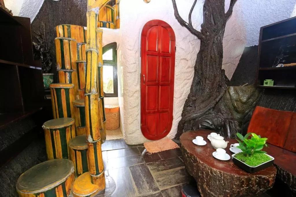 Crazy House intérieur arbre