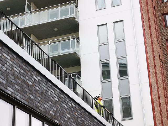 Un inspecteur en bâtiment qui vérifie un balcon