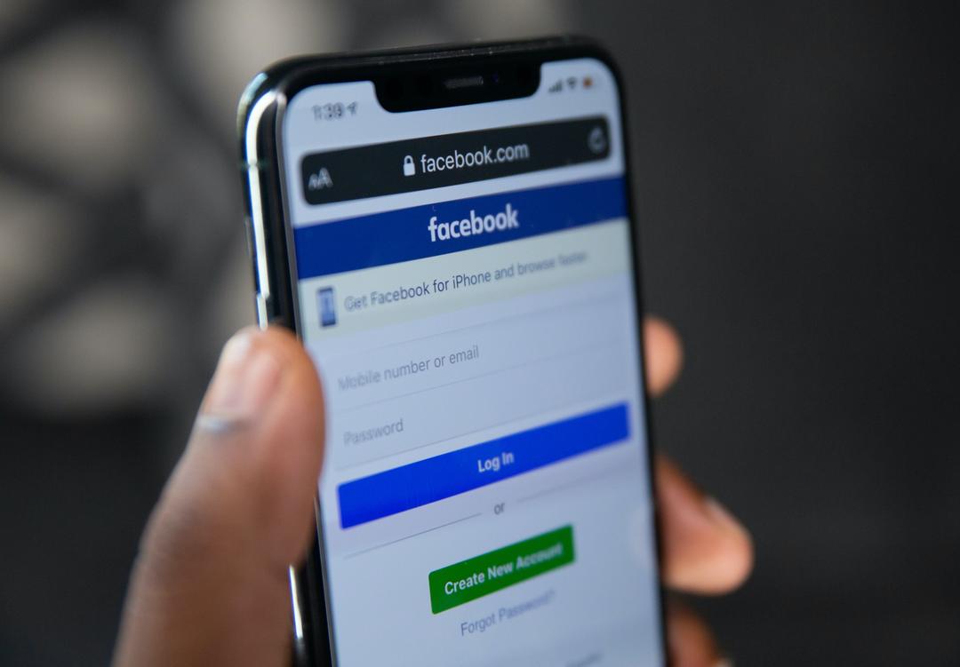 Un smartphone sur facebook avant la publication d'une annonce immobilière