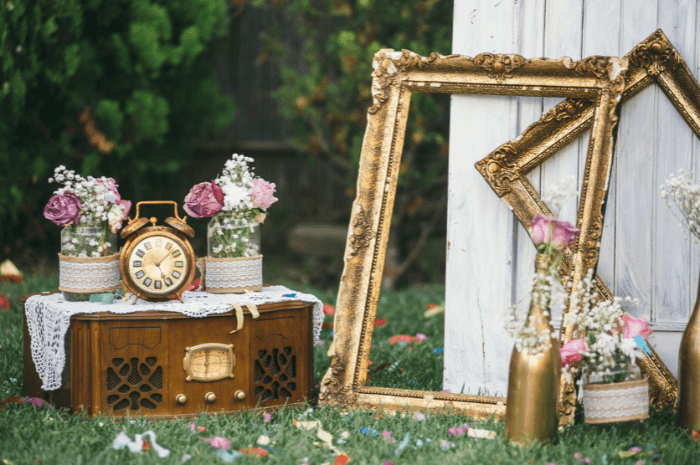 Cadres et accessoires décoratifs antiques déposés sur le gazon