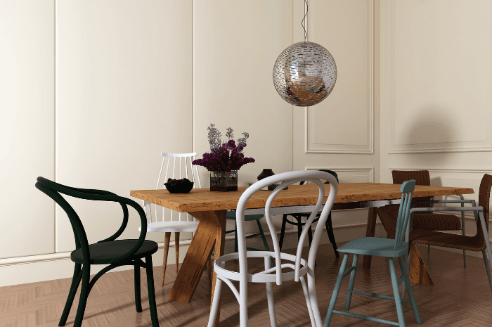 Table à manger en bois avec chaises dépareillées