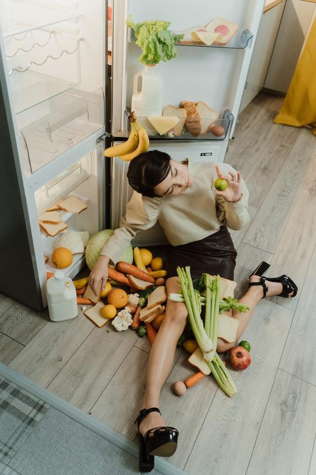 Videz votre réfrigérateur pour mieux le nettoyer et triez les aliments