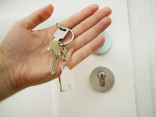 Sous-locataire tenant la clé de son logement
