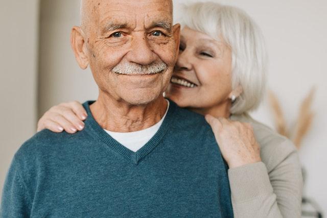 Couple de personnes âgées mariés sous le régime de la communauté de biens