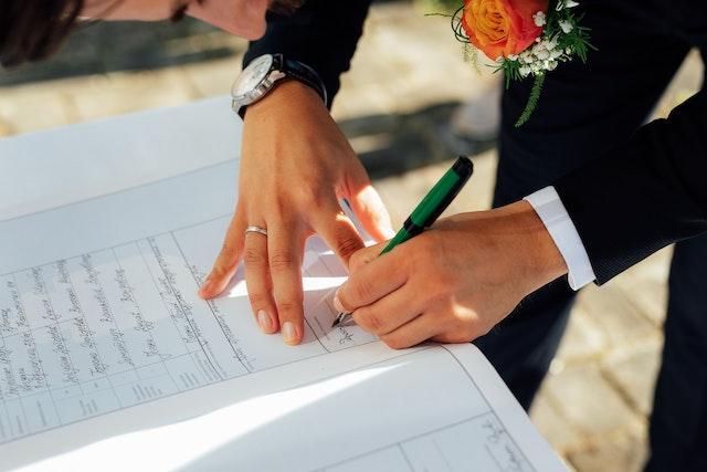 Marié signant son certificat de mariage