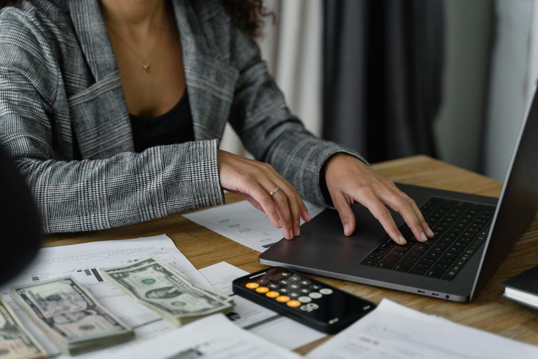 Une femme qui fait un budget