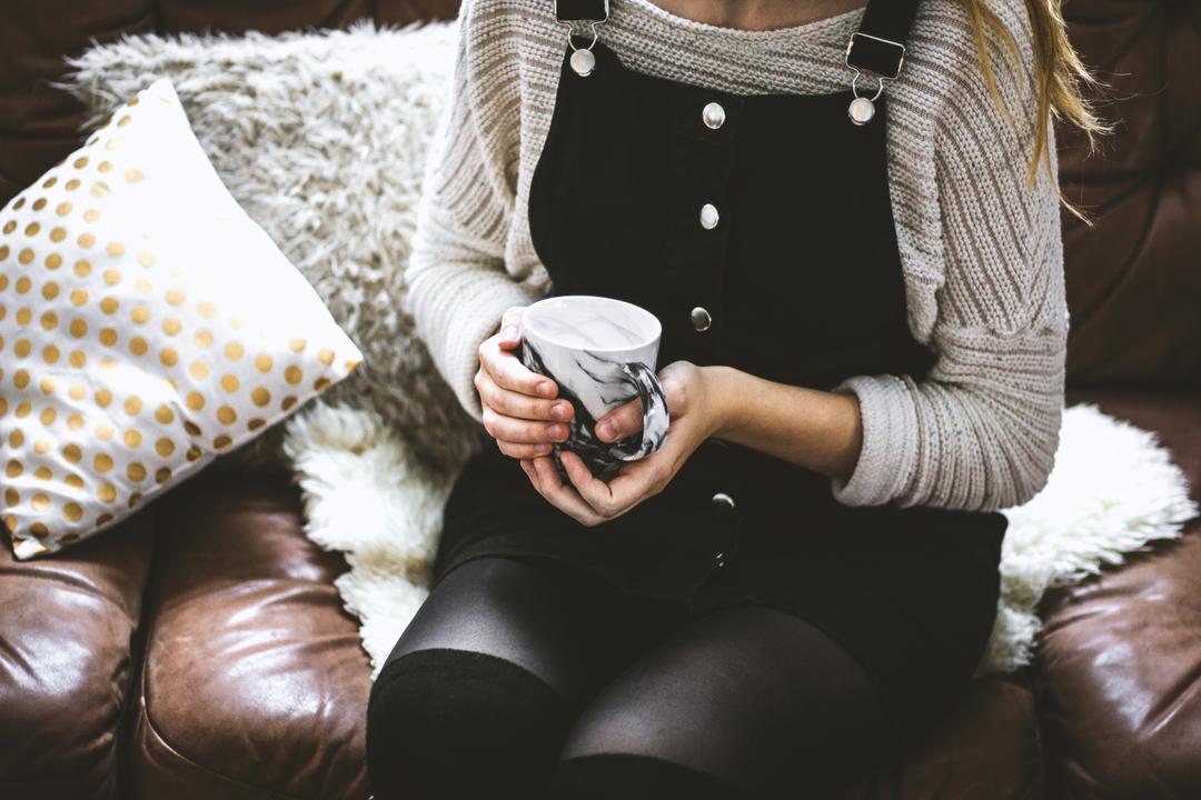 Une femme boit un café