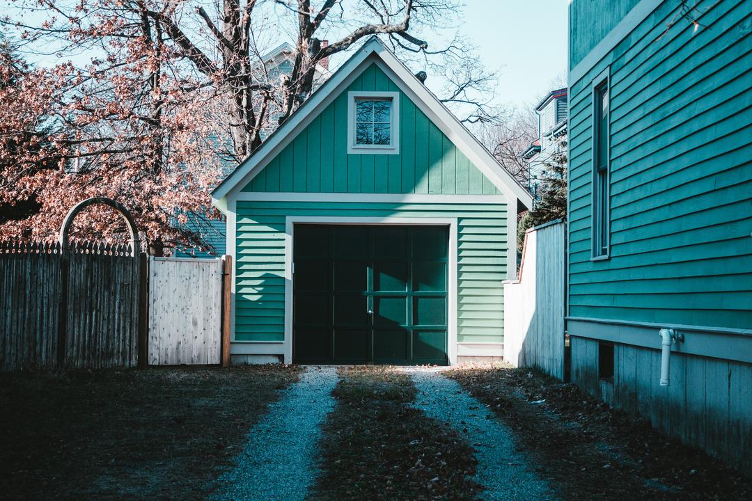 Un garage isolé dans une maison
