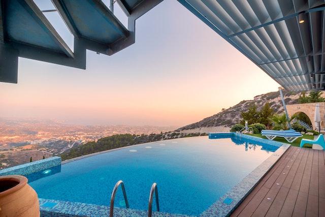 Grande piscine creusée avec vue panoramique sur l’horizon