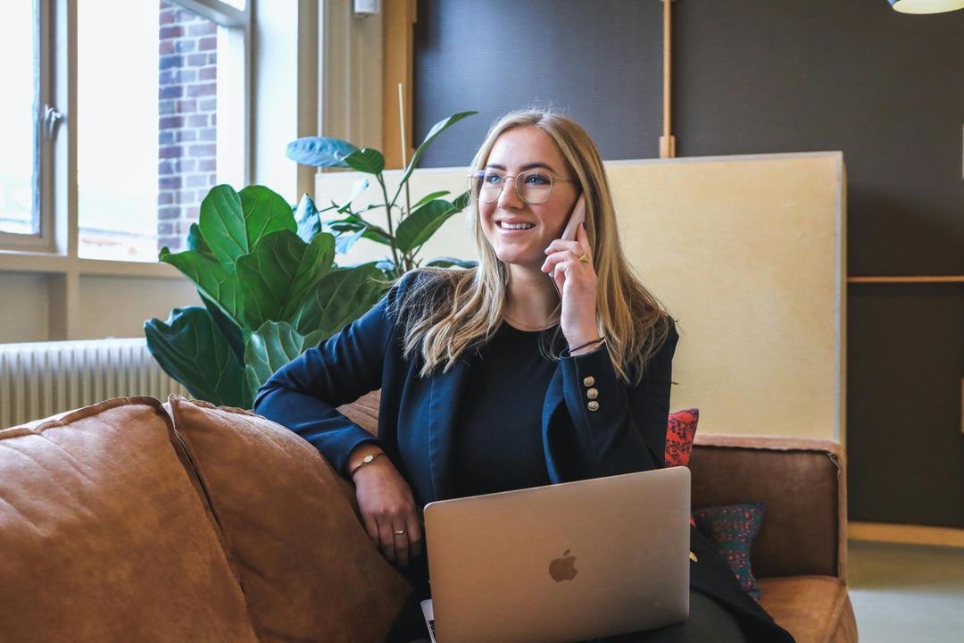 Une femme discute au téléphone