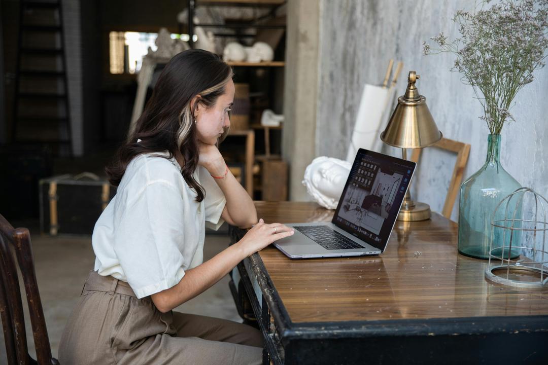 Une femme qui utilise un ordinateur portable