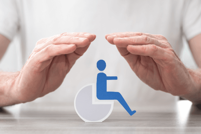 Symbole pour personne handicapée protégé par deux mains