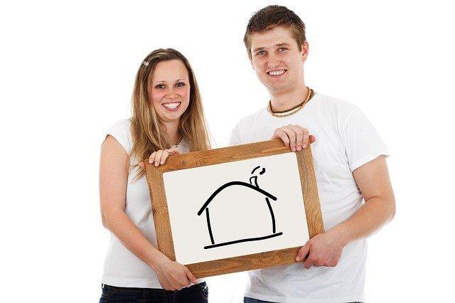 Couple prévoyant l'achat d'une maison neuve