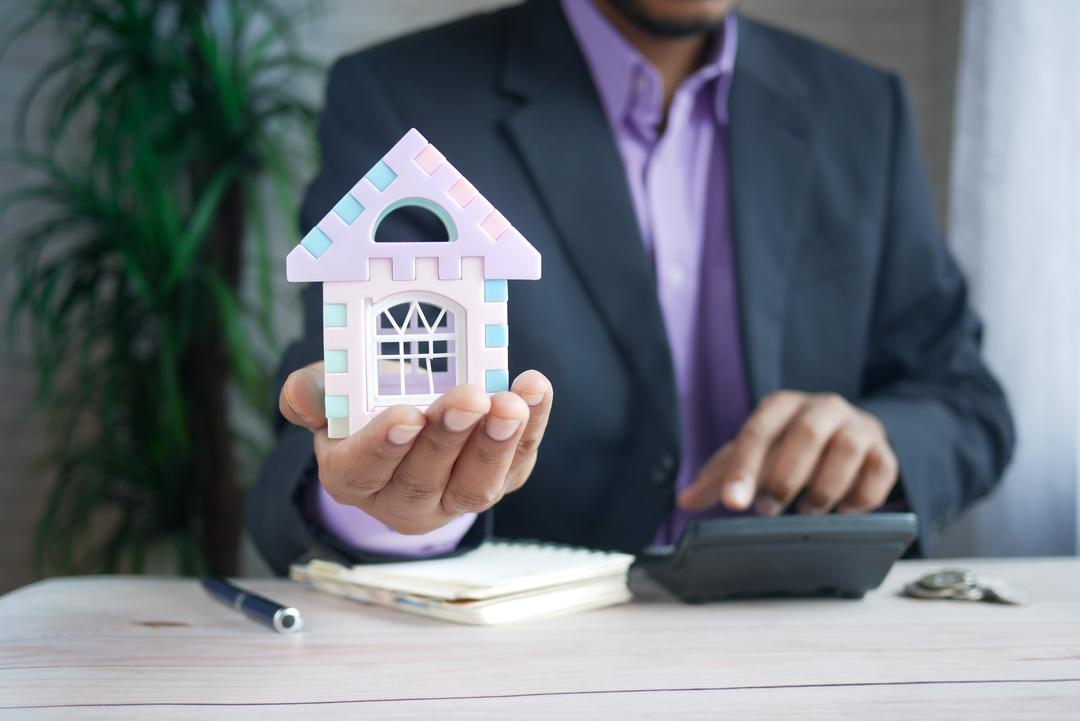 Un agent immobilier évalue le prix d'une propriété à la vente