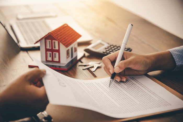 Emprunteur signant un prêt hypothécaire