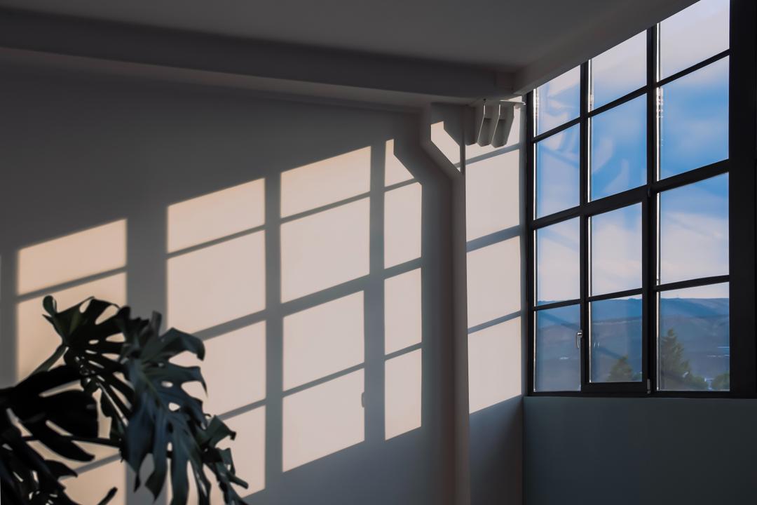 De la lumière naturelle entrant dans une fenêtre