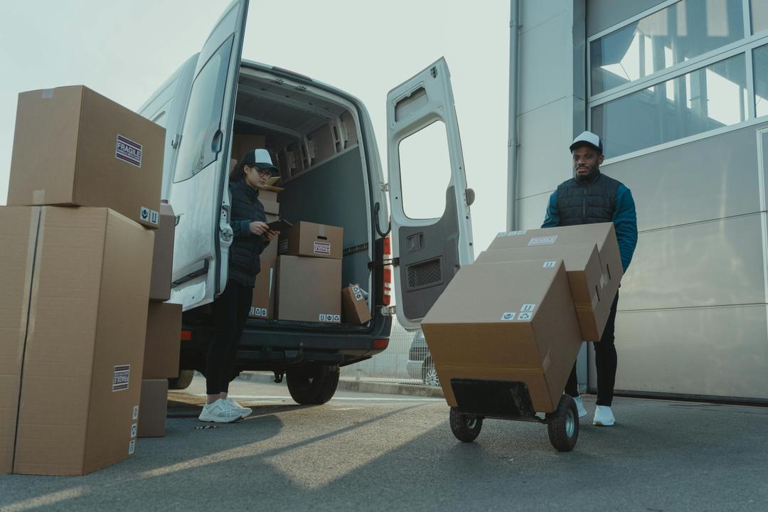 Camion de déménagement avec boîtes