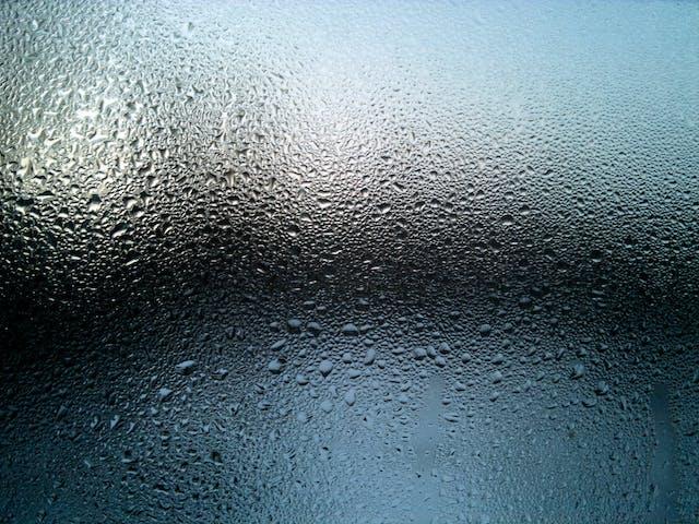 Condensation de gouttes d'eau sur une fenêtre