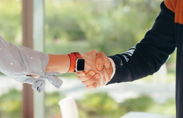 Poignée de mains entre un acheteur et un vendeur